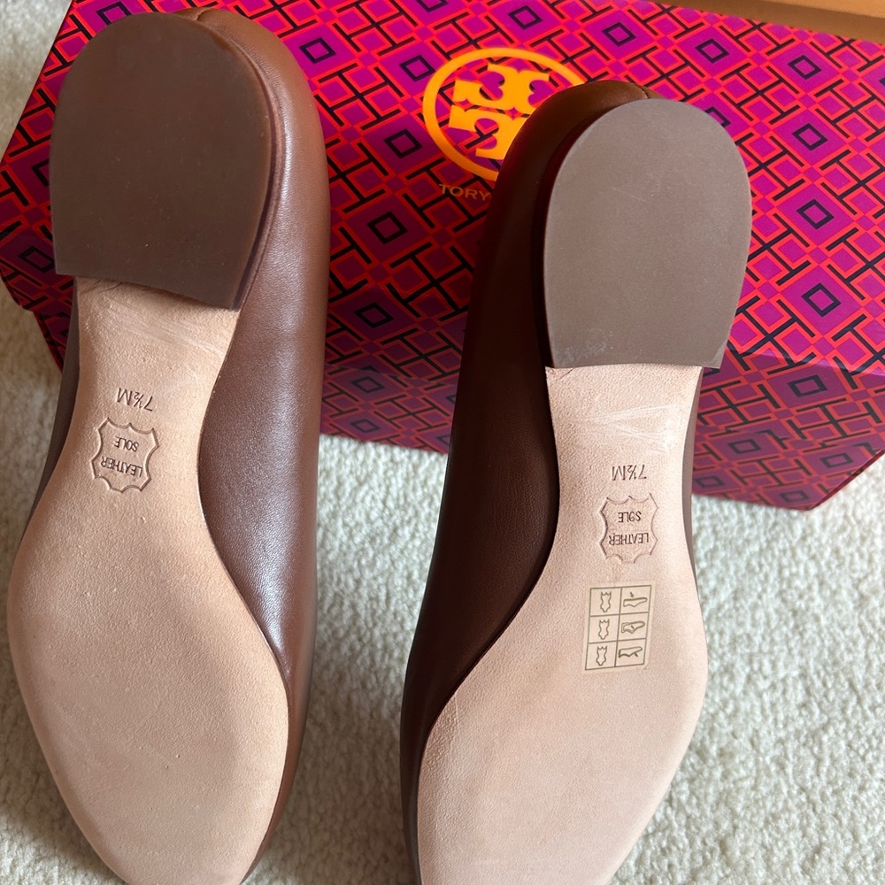 Tory Burch Brown Leather Flats with Gold Logo Plaque size 7.5 - Picture 6 of 9